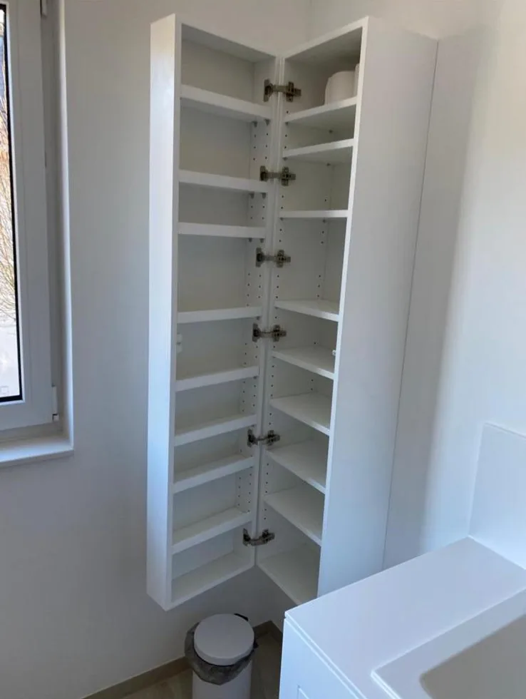 Eckschrank geoeffnet