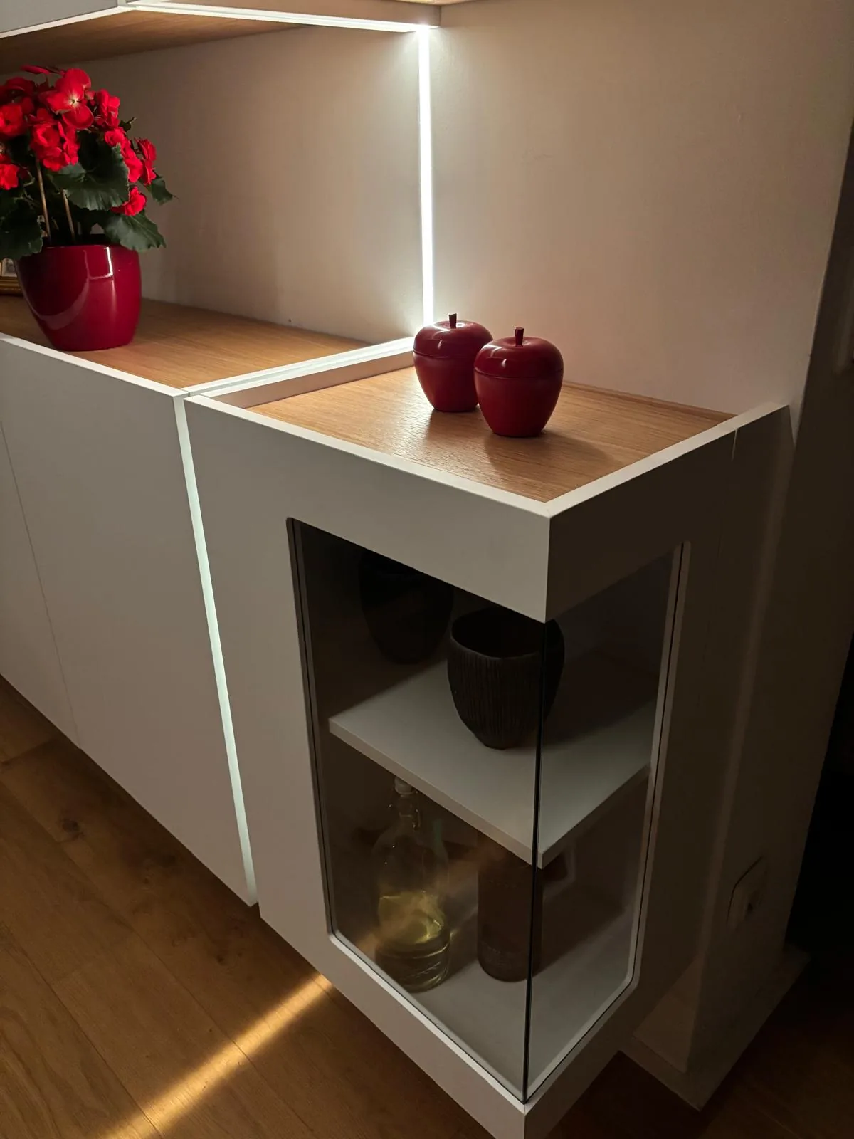 Haengemoebel vitrine